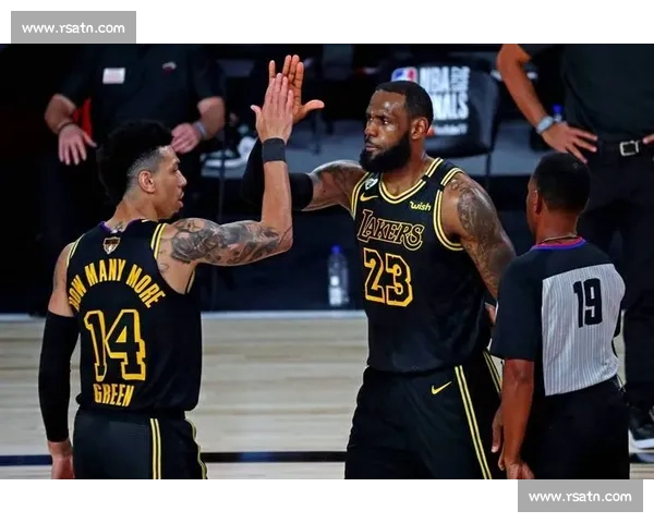 湖人对决热火第三场激战精彩纷呈 谁将挺进总决赛争夺冠军荣耀